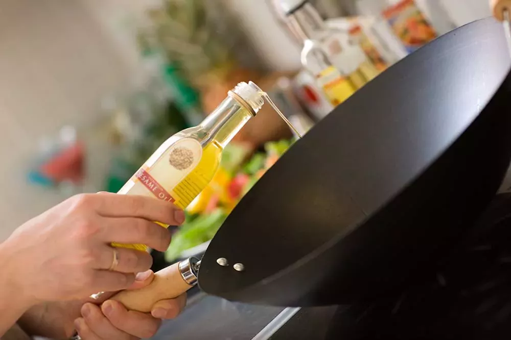 Seasoning a wok with oil